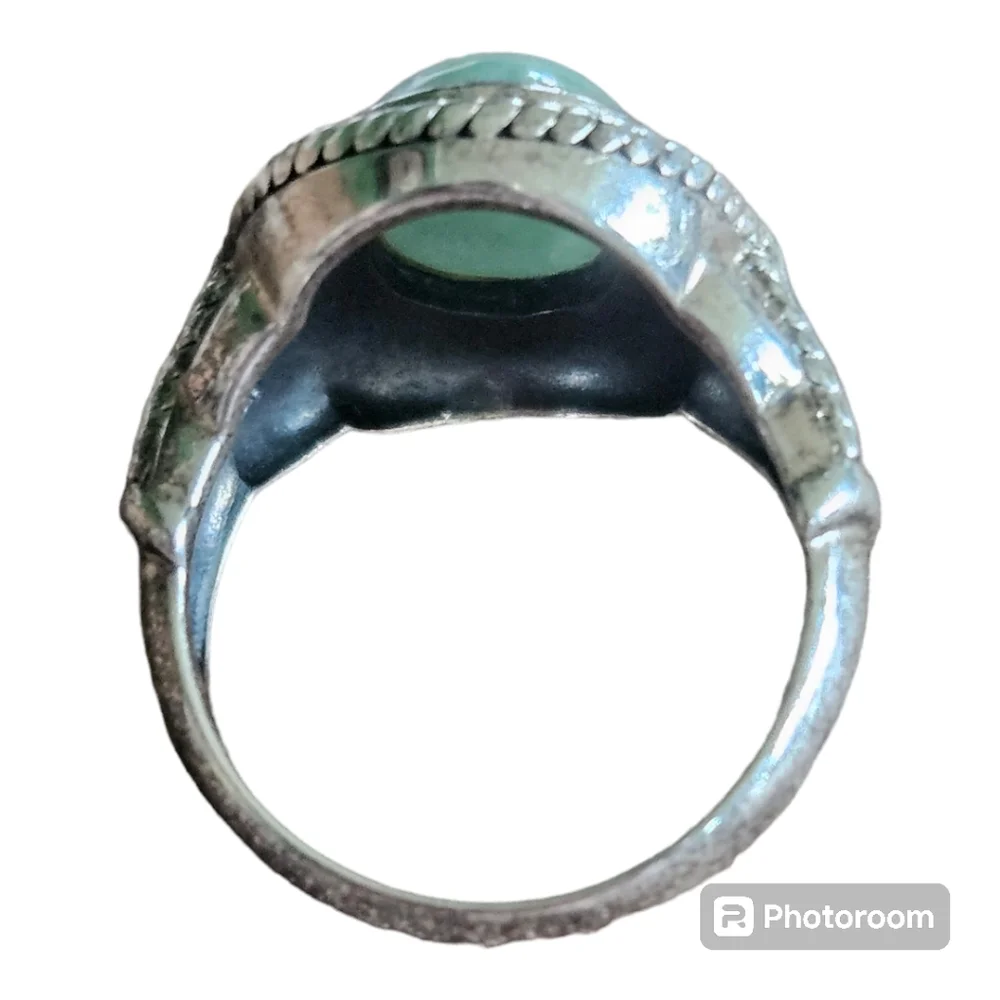 Green Jade and Sterling Silver Ring - Picture 3 of 5